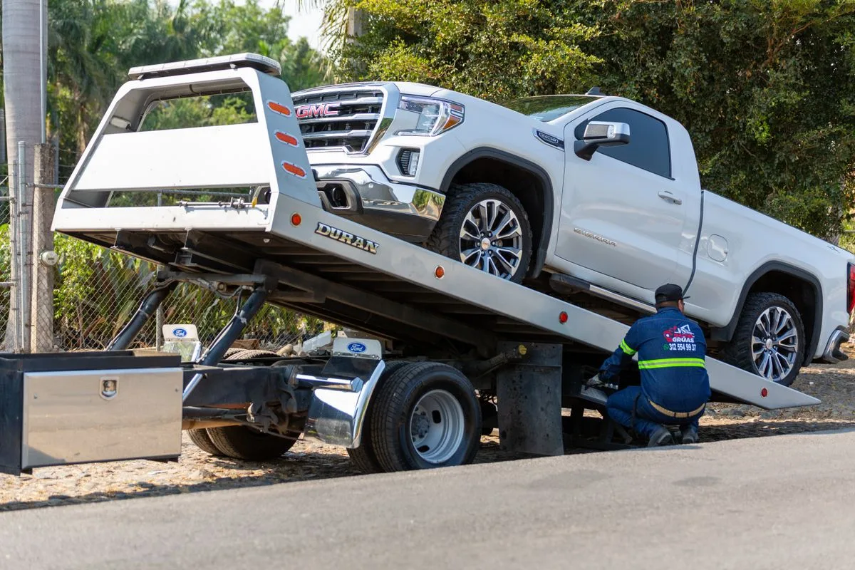 Roadside assistance vehicle support Vehicle ready for roadside assistance or towing in Sharjah